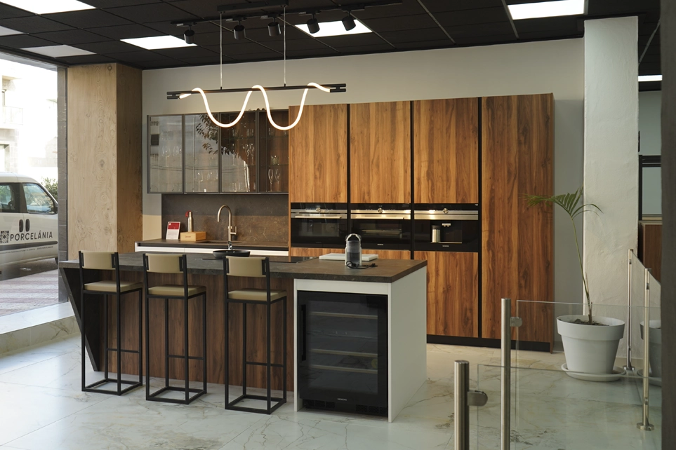 Ambiente personalizado para exponer cocina en el showroom de Porcelánia en Alicante