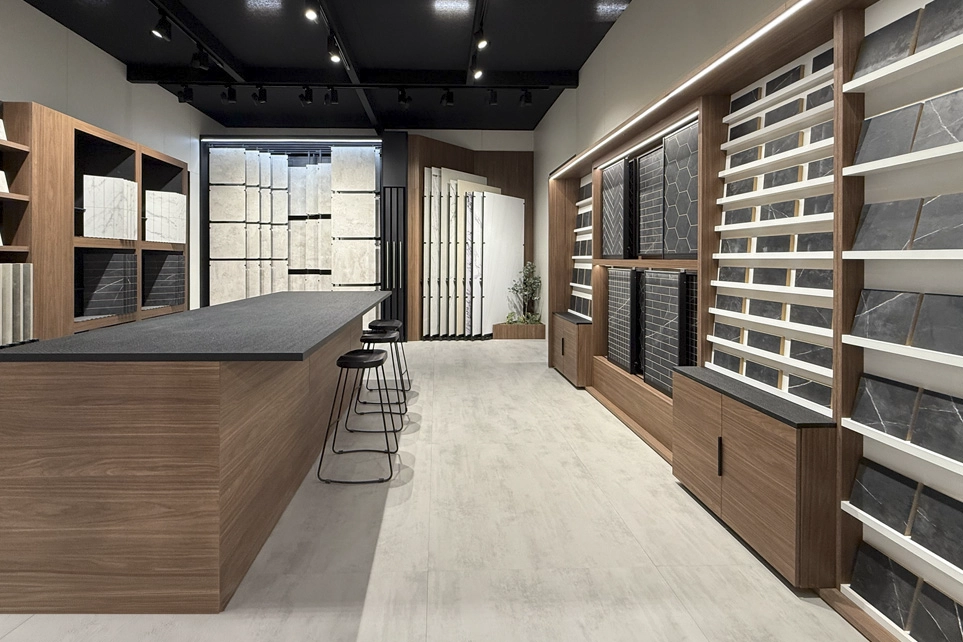 Estantería expositora de azulejos de pequeño formato en el stand de INSCA en Coverings 2026