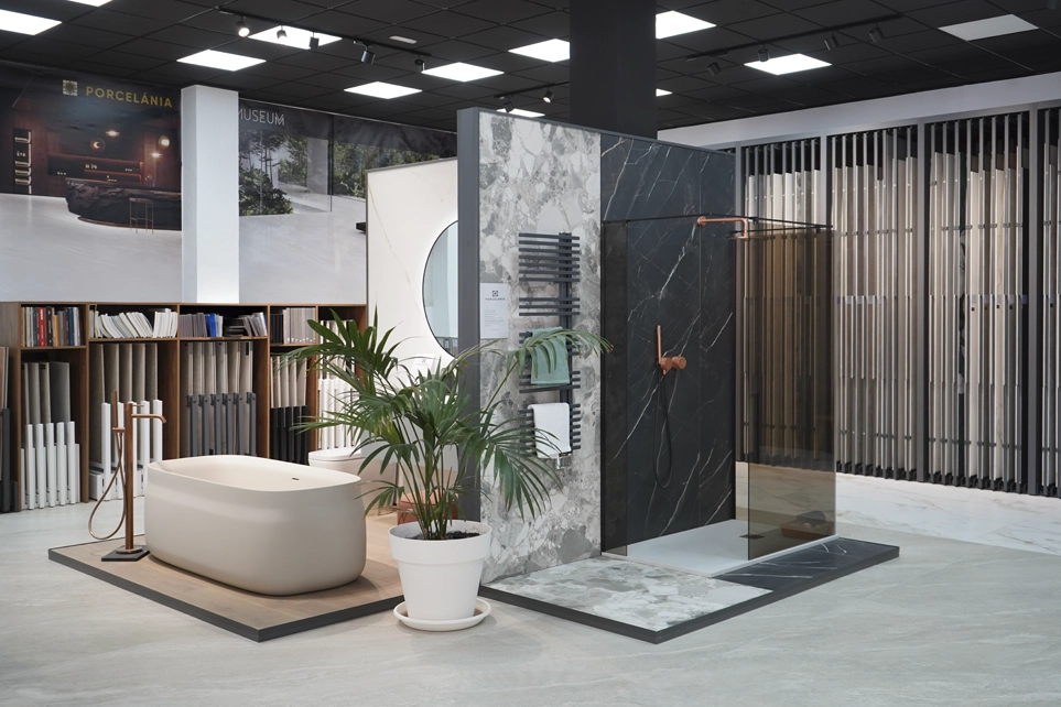 Exposición de cerámica y baño Porcelanía en Alicante con expositores para azulejos y materiales de construcción de INSCA