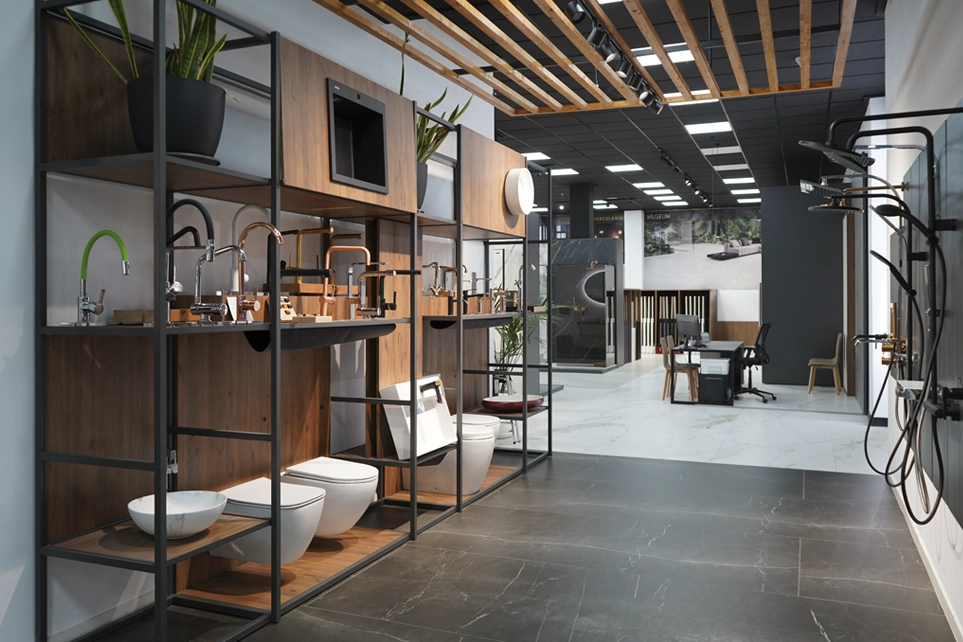 Expositores de grifería para artículos sanitarios de baño en el showroom de Porcelánia (Alicante) fabricados por INSCA