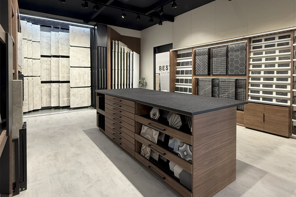 Zona técnica con banco y ceramoteca para azulejos de pequeño formato en el stand de INSCA en Coverings 2026