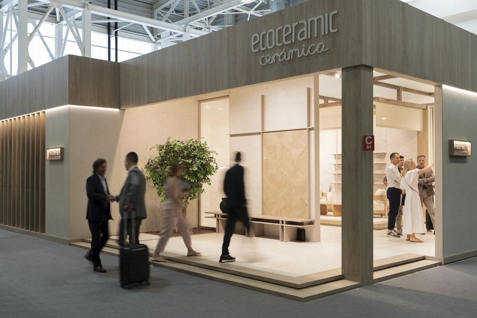 Temporary exhibition architecture with volumes and open pathways