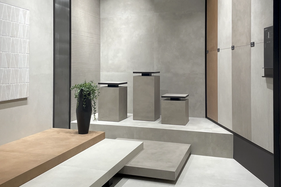 Composition of tiles and natural materials in an exhibition space