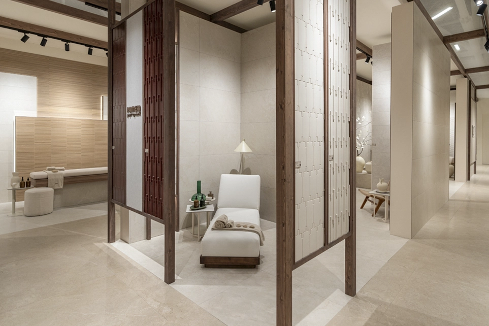 Stand de style Japandi avec bois foncé et carrelage beige