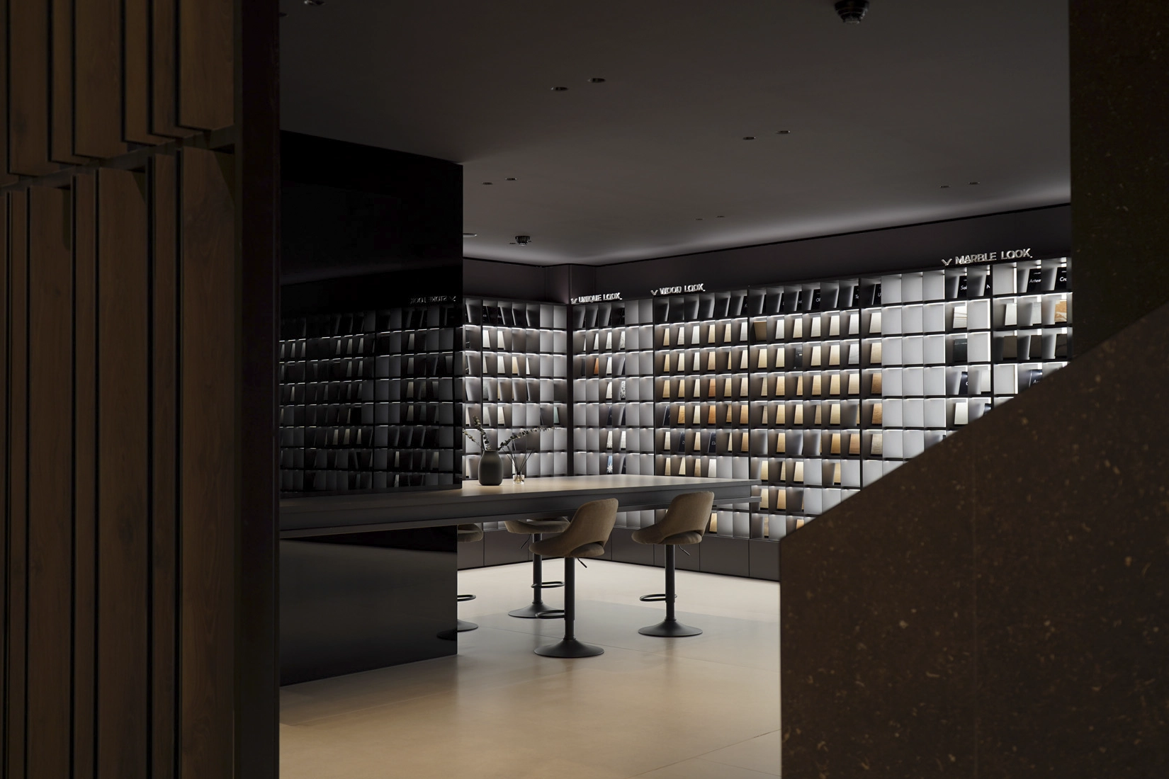 Ceramoteca retroiluminada para muestras cerámicas | Showroom Geotiles