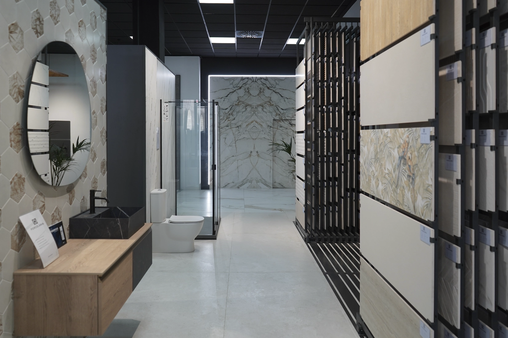 Porcelánia Expositores con paneles para cerámica en el showroom de Porcelánia en Teulada, Alicante